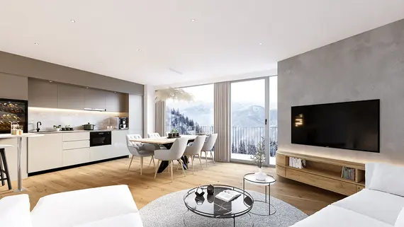 Modernes, offenes Wohnzimmer und Küche mit großen Fenstern, Blick auf die Berge, neutrales Dekor und Holzfußboden.